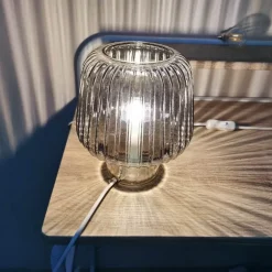 Dekorative Tischlampe aus gehämmertem Glas – stilvolle Beleuchtungsvorrichtung