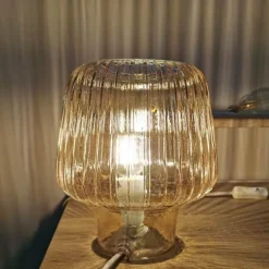 Dekorative Tischlampe aus gehämmertem Glas – stilvolle Beleuchtungsvorrichtung