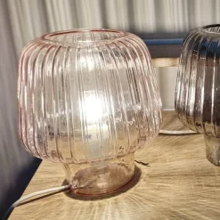 Dekorative Tischlampe aus gehämmertem Glas – stilvolle Beleuchtungsvorrichtung