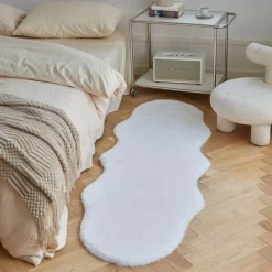 Dekorativer Teppich in Wolkenform – weicher Akzent fürs Kinderzimmer