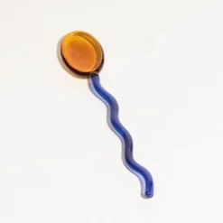 Dessertlöffel aus gewelltem Glas – elegante Servierutensilien