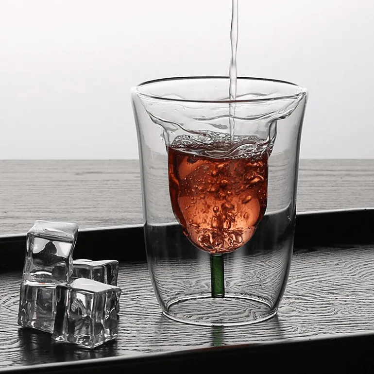 Doppelschichtiges Glas mit Blumenmuster – Stilvolles Trinkgeschirr