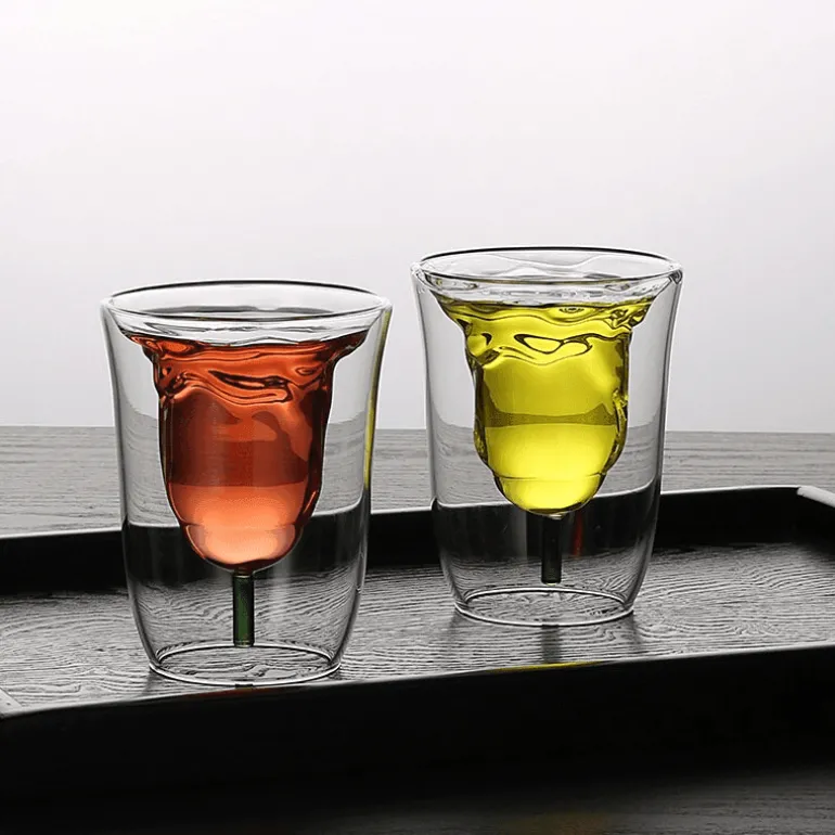 Doppelschichtiges Glas mit Blumenmuster – Stilvolles Trinkgeschirr