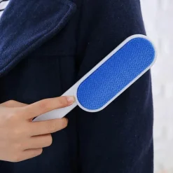 Doppelseitige Bürste zur Entfernung von Tierhaaren. Effektiver Fussel- und Staubreiniger für Mäntel und Pullover.
