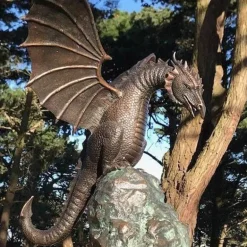 Drachenbrunnen-Skulptur – Majestätisches feuerspeiendes Design-Dekor