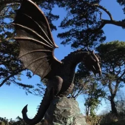 Drachenbrunnen-Skulptur – Majestätisches feuerspeiendes Design-Dekor