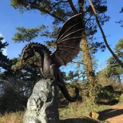 Drachenbrunnen-Skulptur – Majestätisches feuerspeiendes Design-Dekor