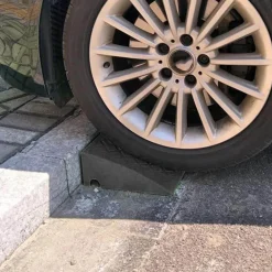 Dreieckige Fahrzeug-Zufahrtsrampe - Langlebiger Geschwindigkeitsreduzierer für Autos