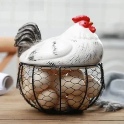 Eierhalter aus Keramik für Hühnereier – Drahtkorb-Dekoration im Landhausstil