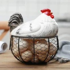 Eierhalter aus Keramik für Hühnereier – Drahtkorb-Dekoration im Landhausstil