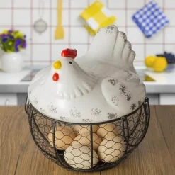 Eierhalter aus Keramik für Hühnereier – Drahtkorb-Dekoration im Landhausstil