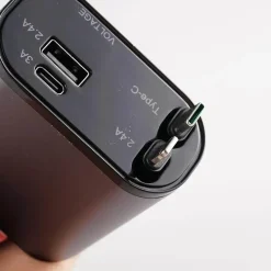 Einziehbares 4-in-1-Autoladegerät mit Schnellladefunktion