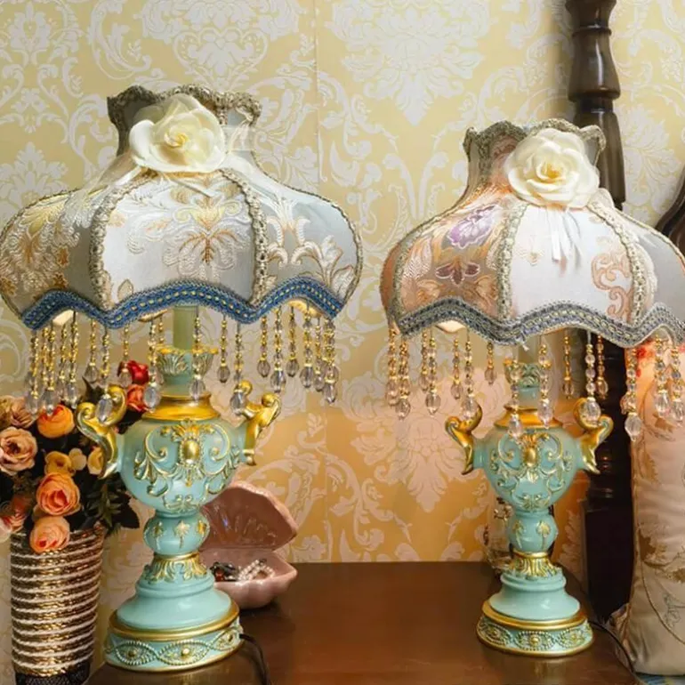 Elegante blaue Nachttischlampe – Kreative Beleuchtung für ein luxuriöses Schlafzimmer