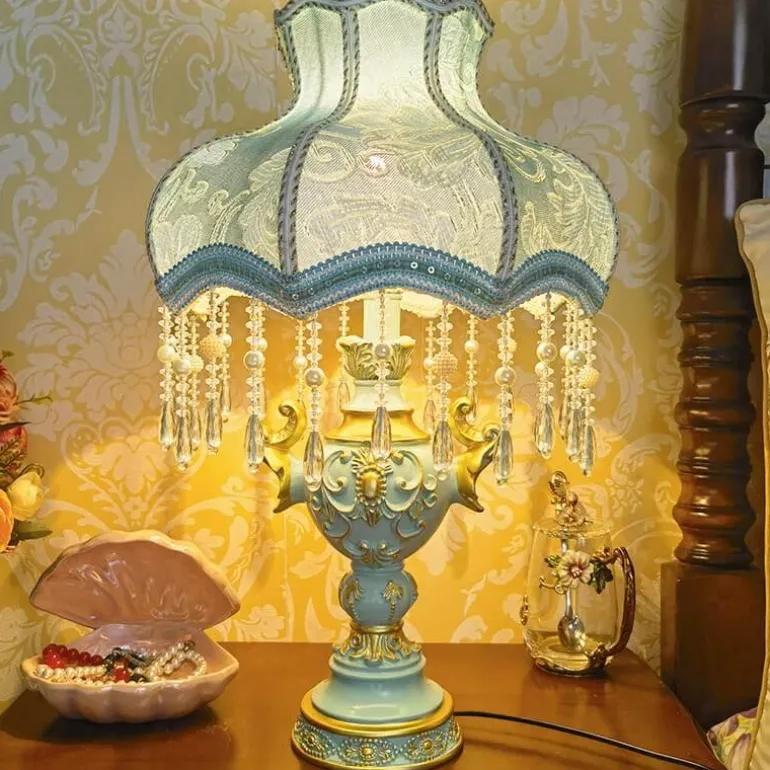 Elegante blaue Nachttischlampe – Kreative Beleuchtung für ein luxuriöses Schlafzimmer