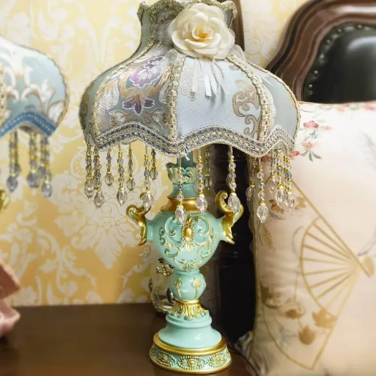 Elegante blaue Nachttischlampe – Kreative Beleuchtung für ein luxuriöses Schlafzimmer
