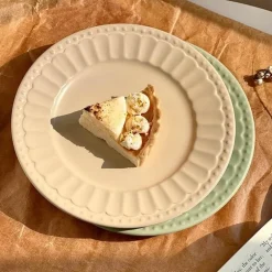 Eleganter Essteller aus Keramik – schlichtes geprägtes Design