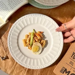 Eleganter Essteller aus Keramik – schlichtes geprägtes Design