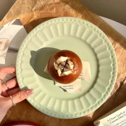 Eleganter Essteller aus Keramik – schlichtes geprägtes Design