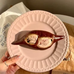 Eleganter Essteller aus Keramik – schlichtes geprägtes Design