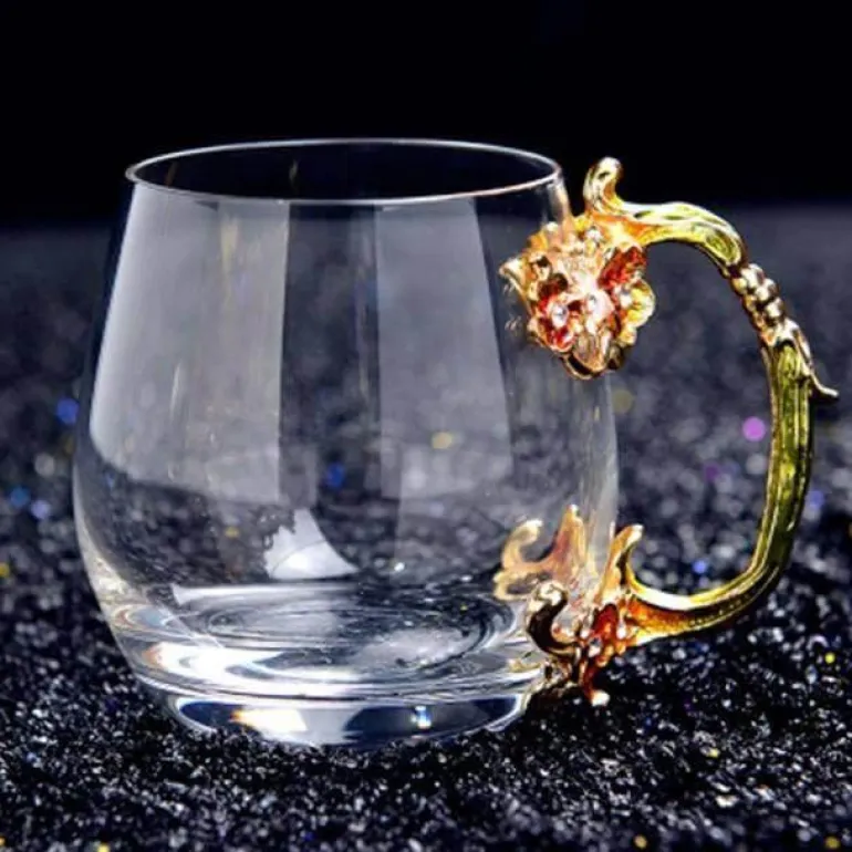 Eleganter Kaffeebecher aus Metall – Luxus-Trinkbecher mit Handgriff
