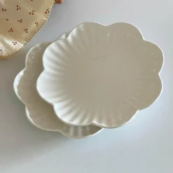 Eleganter Keramik-Essteller mit Blumenmuster – Teller mit Blumenmuster