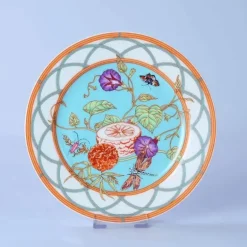 Elegantes Geschirrset aus Knochenporzellan – Teller, Tassen und Untertassen zum Essen