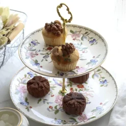 Elegantes Kaffee- und Teeservice mit Tassen, Untertasse, Kanne, Milch, Zucker, Teller und Tablett