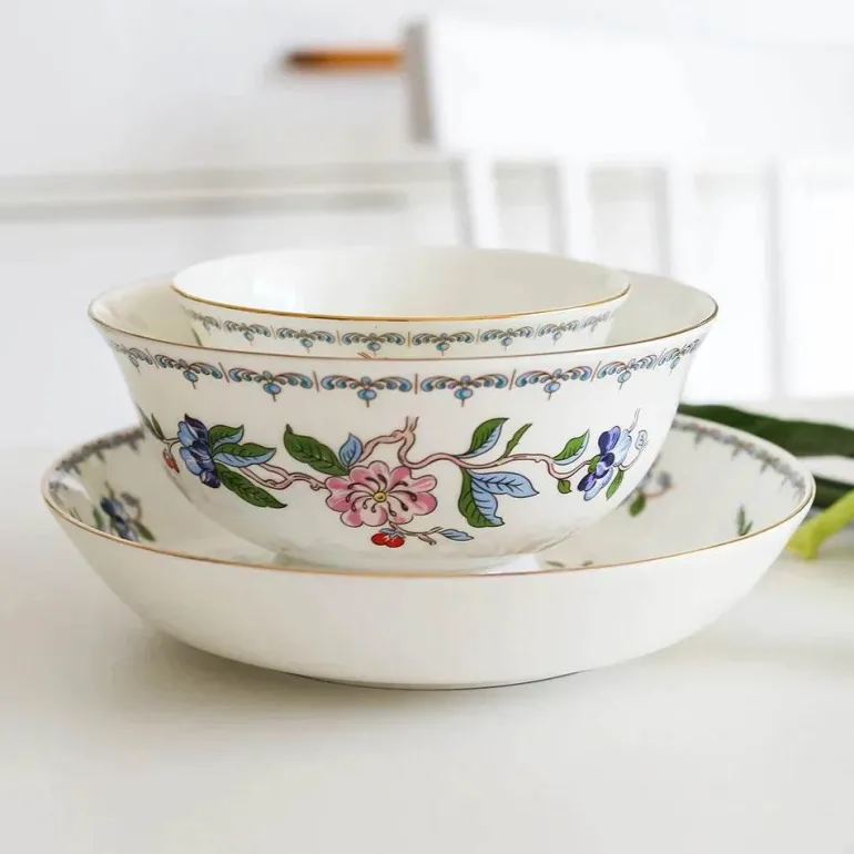 Elegantes Kaffee- und Teeservice mit Tassen, Untertasse, Kanne, Milch, Zucker, Teller und Tablett