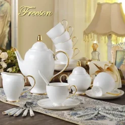 Elegantes Tee- und Kaffeeservice aus Bone China – Weiße und goldene Porzellantassen