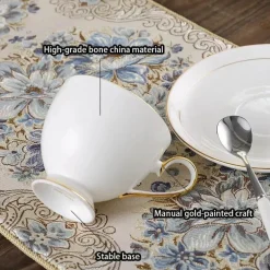 Elegantes Tee- und Kaffeeservice aus Bone China – Weiße und goldene Porzellantassen