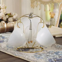 Elegantes Tee- und Kaffeeservice aus Bone China – Weiße und goldene Porzellantassen