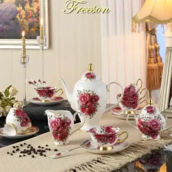 Elegantes Teeservice aus Knochenporzellan – Teekanne, Tassen, Untertassen, Zuckerdose, Krug