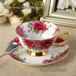 Elegantes Teeservice aus Knochenporzellan – Teekanne, Tassen, Untertassen, Zuckerdose, Krug