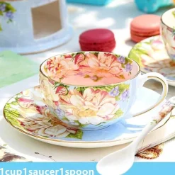 Elegantes Teeservice aus Keramik – Kombination aus Tasse, Untertasse und Löffel