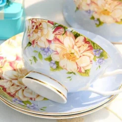 Elegantes Teeservice aus Keramik – Kombination aus Tasse, Untertasse und Löffel