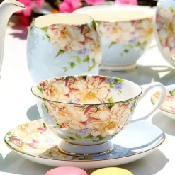 Elegantes Teeservice aus Keramik – Kombination aus Tasse, Untertasse und Löffel