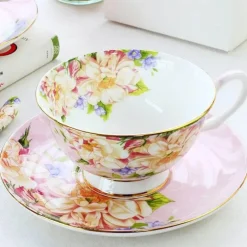 Elegantes Teeservice aus Keramik – Kombination aus Tasse, Untertasse und Löffel