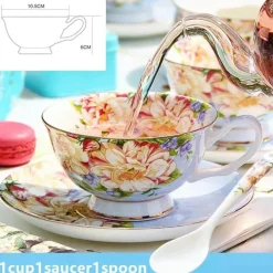 Elegantes Teeservice aus Keramik – Kombination aus Tasse, Untertasse und Löffel