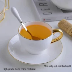 Elegantes Teeservice aus Bone China – Teetassen und Teekanne aus weißem Gold