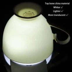 Elegantes Teeservice aus Bone China – Teetassen und Teekanne aus weißem Gold