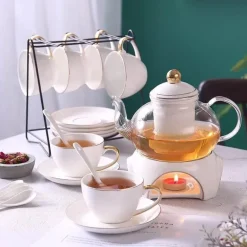 Elegantes Teeservice aus goldweißer Keramik mit Glasteekanne