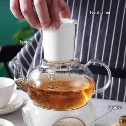 Elegantes Teeservice aus goldweißer Keramik mit Glasteekanne