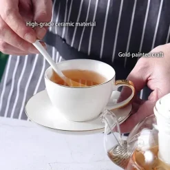 Elegantes Teeservice aus goldweißer Keramik mit Glasteekanne