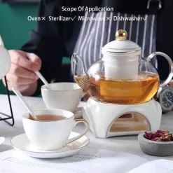 Elegantes Teeservice aus goldweißer Keramik mit Glasteekanne