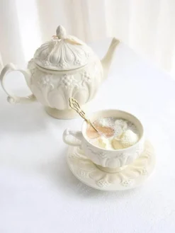 Elegantes Teetassen- und Untertassen-Set „French Garden“ aus cremefarbener Keramik