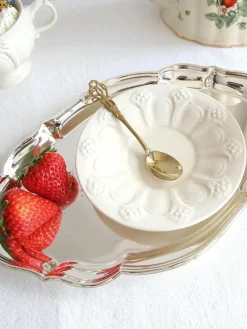 Elegantes Teetassen- und Untertassen-Set „French Garden“ aus cremefarbener Keramik