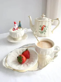 Elegantes Teetassen- und Untertassen-Set „French Garden“ aus cremefarbener Keramik