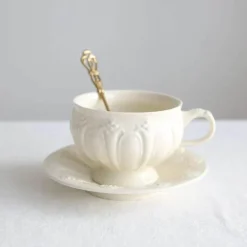 Elegantes Teetassen- und Untertassen-Set „French Garden“ aus cremefarbener Keramik