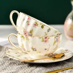 Elegantes Teetassen-Set mit Blumenmotiv – inklusive Löffel und Untertasse