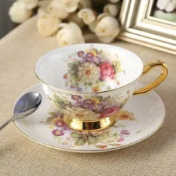 Elegantes Teetassen-Set mit Blumenmuster – Premium Bone China mit Untertasse und Löffel